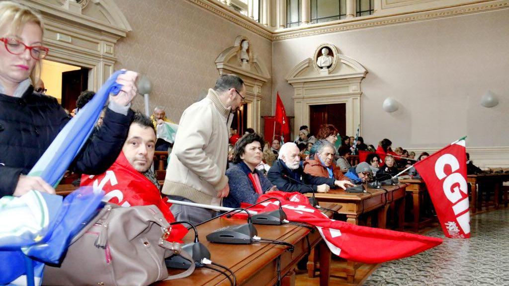 I lavoratori dell'ospedale incontrano il sindaco, occupazione pacifica della sala consiliare