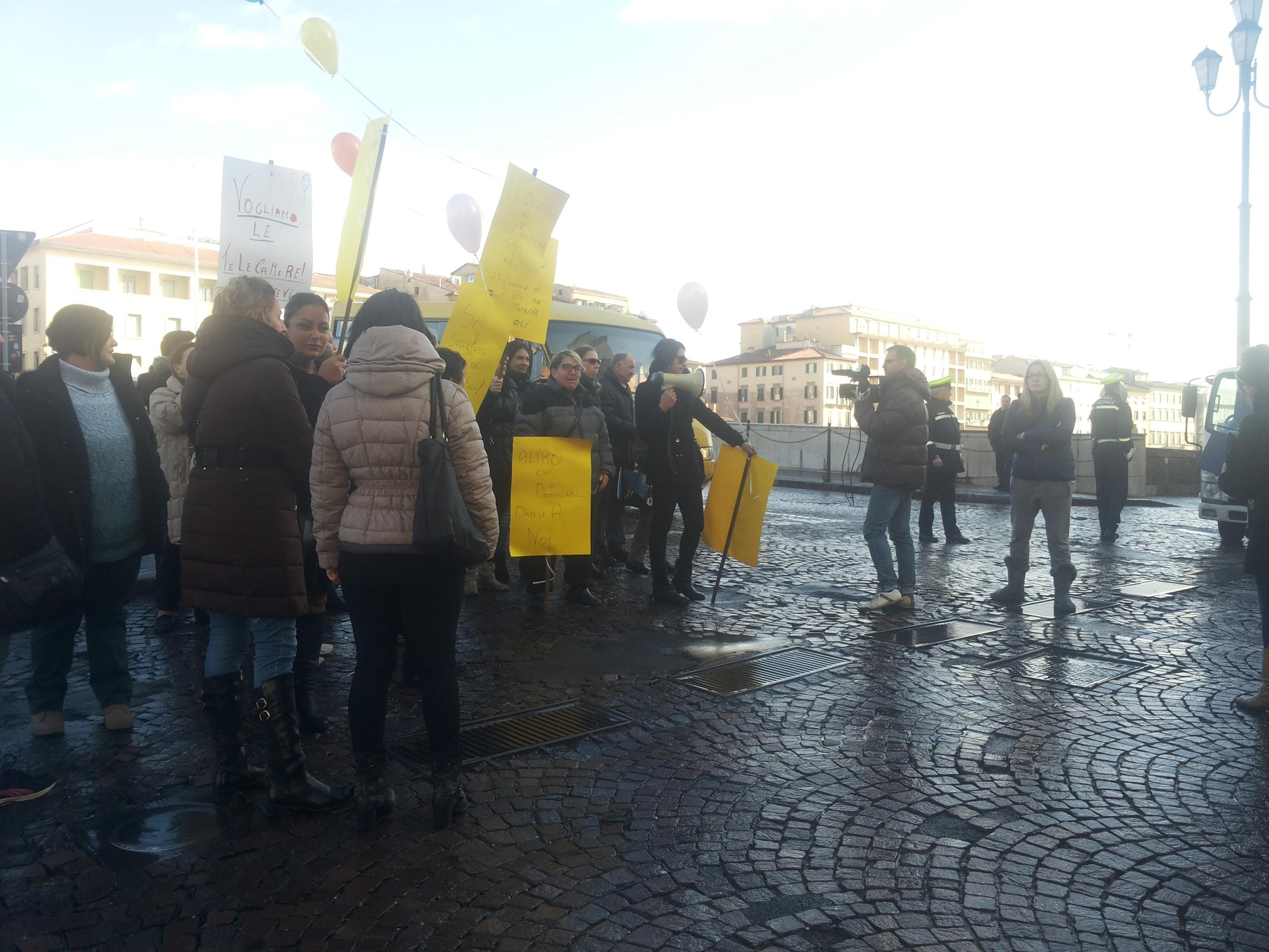 Le mamme in piazza contro il sistema educativo del Comune di Pisa