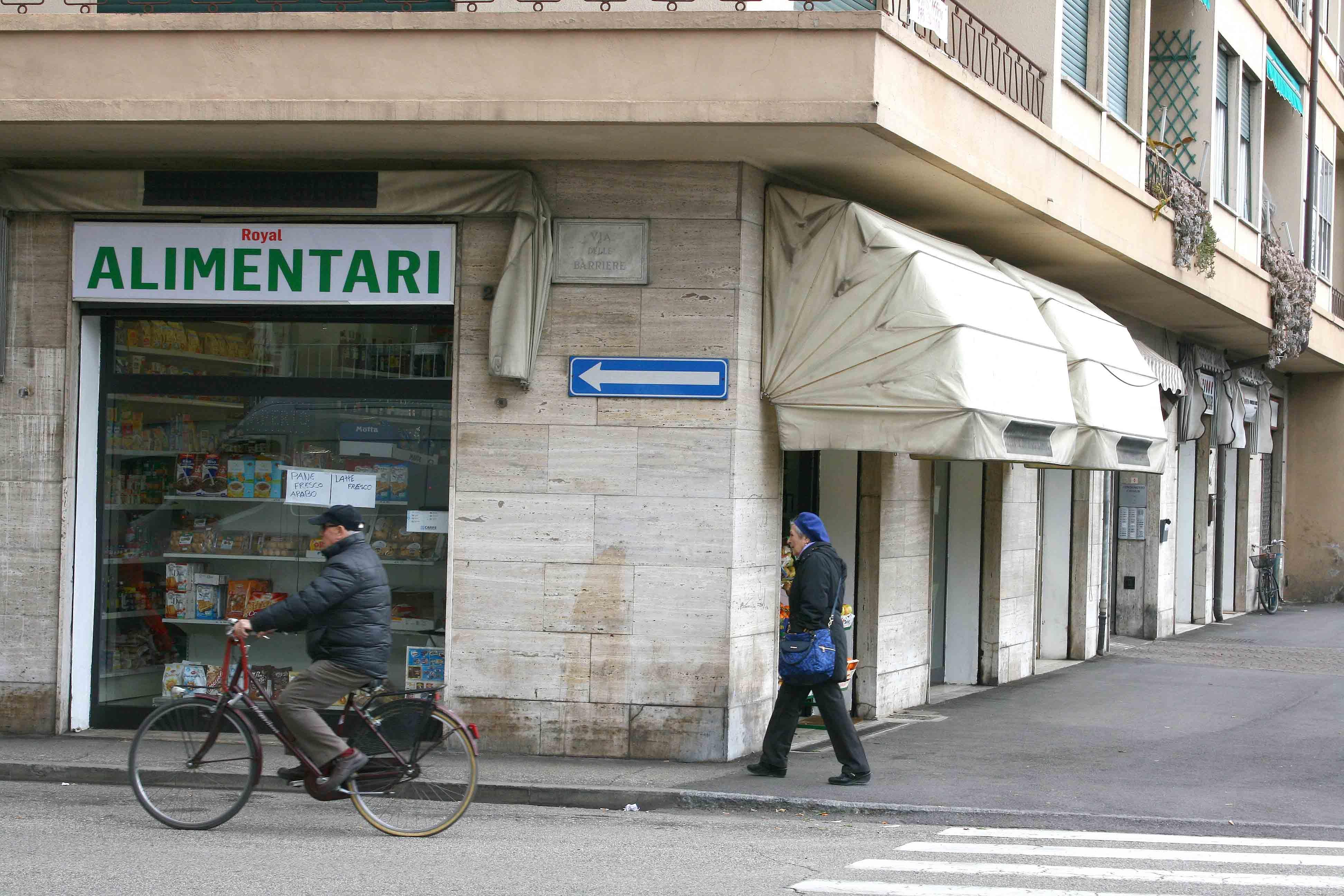 Il negozio di alimentari rapinato all'angolo fra viale Cavour e via delle Barriere