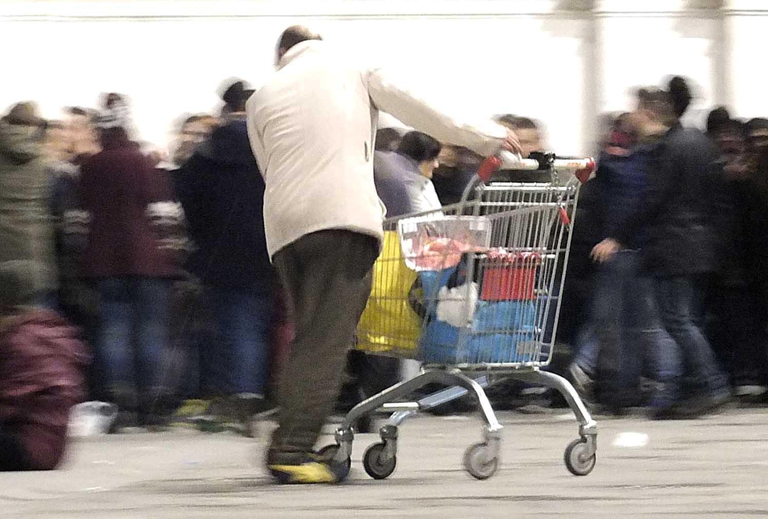 Un venditore abusivo di alcolici in centro a Pisa (foto Fabio Muzzi)
