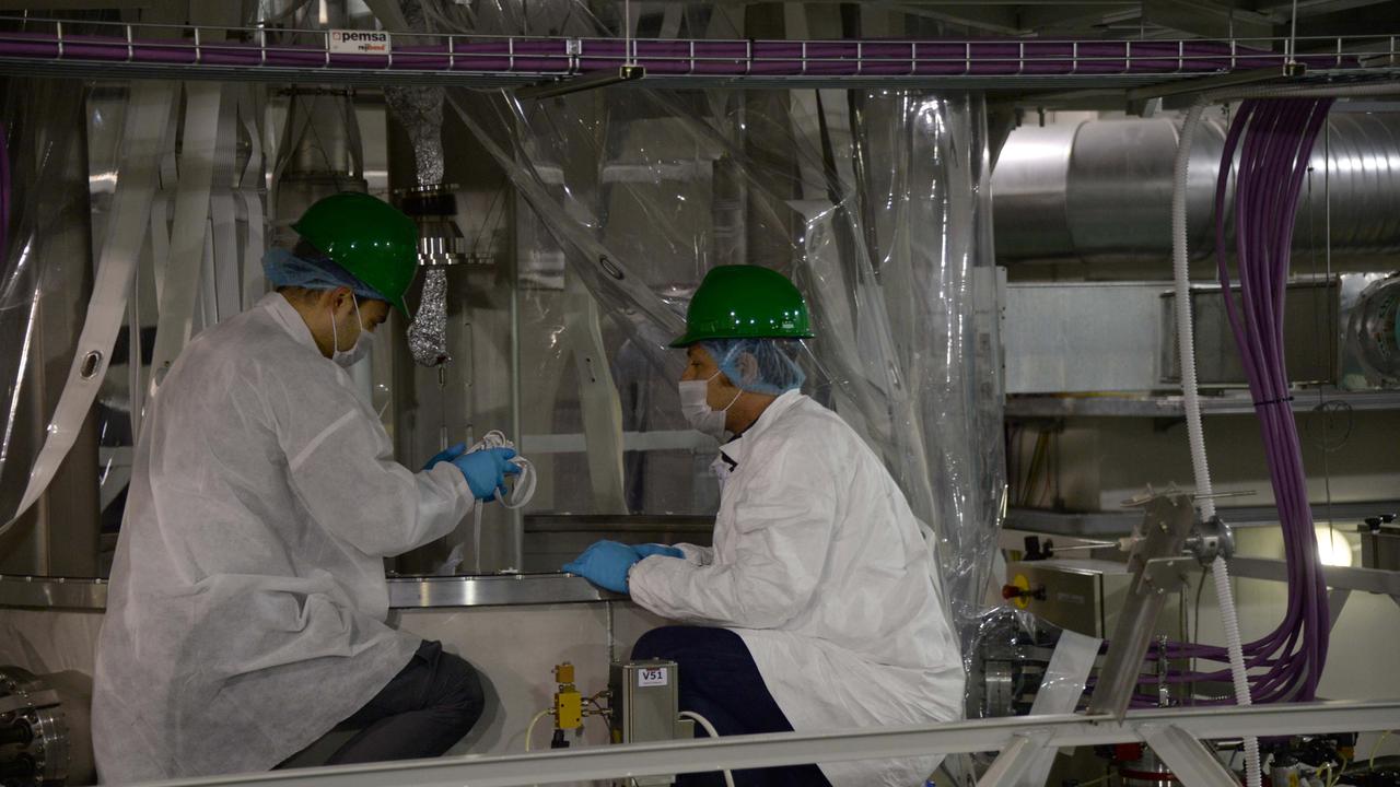 Ricercatori al lavoro nel centro "Virgo" di Cascina
