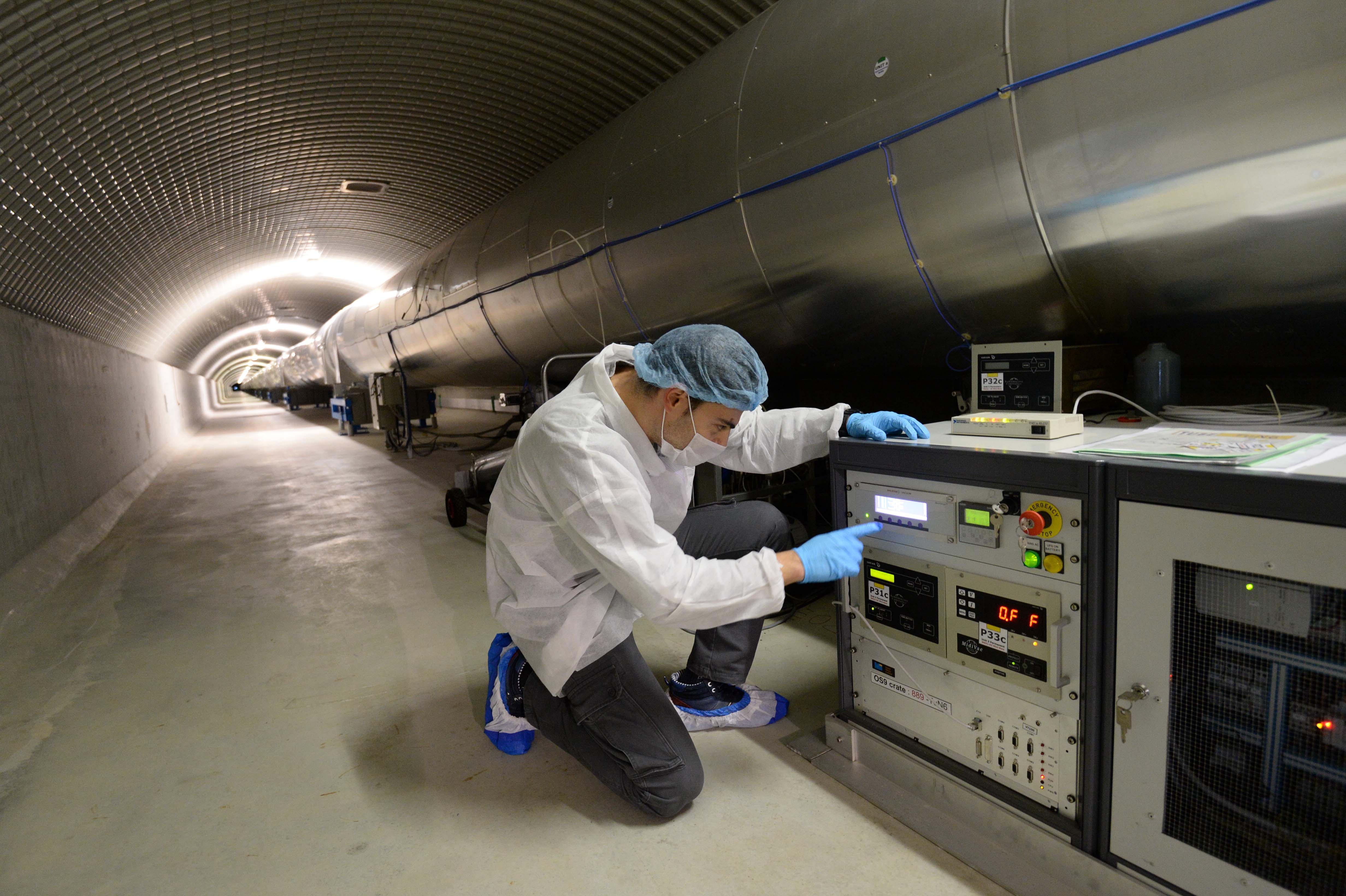 Un ricercatore nel tunnel dell'interferometro