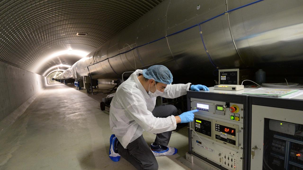 Un ricercatore nel tunnel dell'interferometro