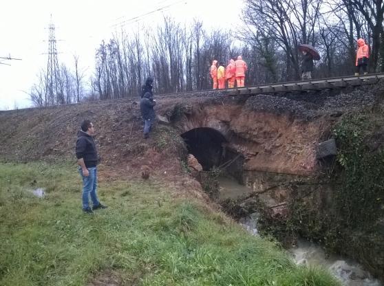 Le verifiche sul ponte della ferrovia