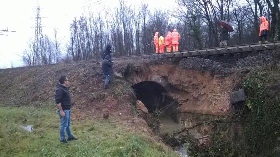 Le verifiche sul ponte della ferrovia