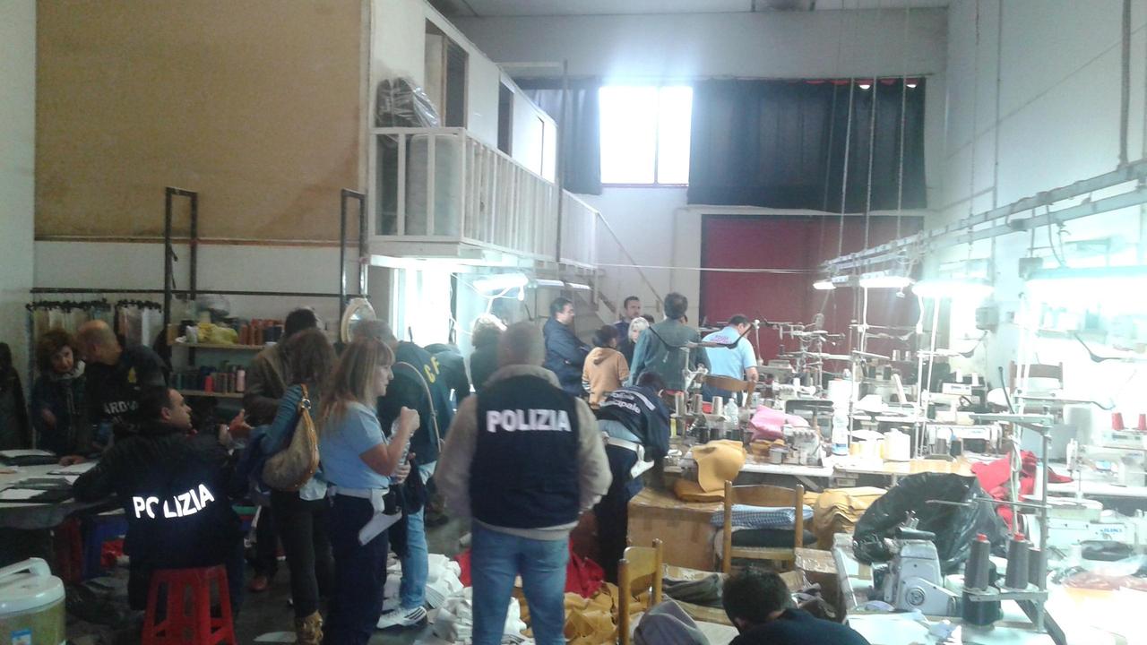 Controlli della task force interforze nelle confezioni cinesi di Prato