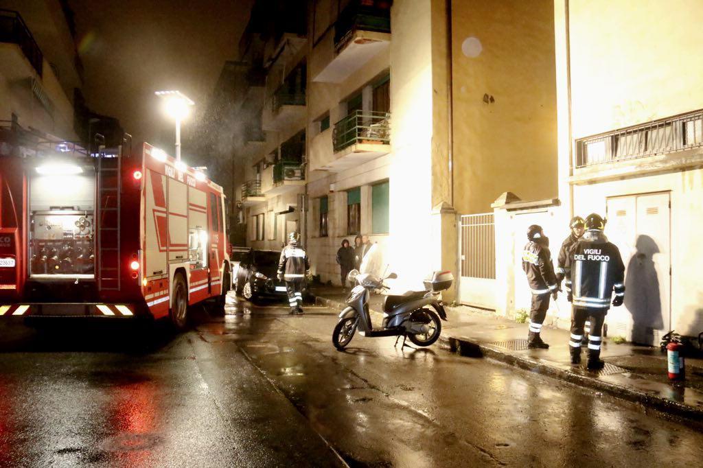 I vigili del fuoco cercando di rimediare al black out (Marzi/Pentafoto)