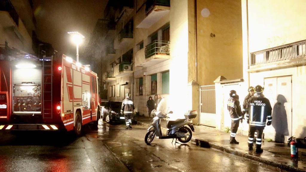 I vigili del fuoco cercando di rimediare al black out (Marzi/Pentafoto)