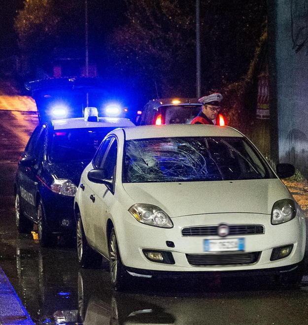 Il vetro dell'auto danneggiato dopo l'impatto con il pedone (Foto Nucci)