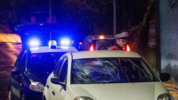 Il vetro dell'auto danneggiato dopo l'impatto con il pedone (Foto Nucci)
