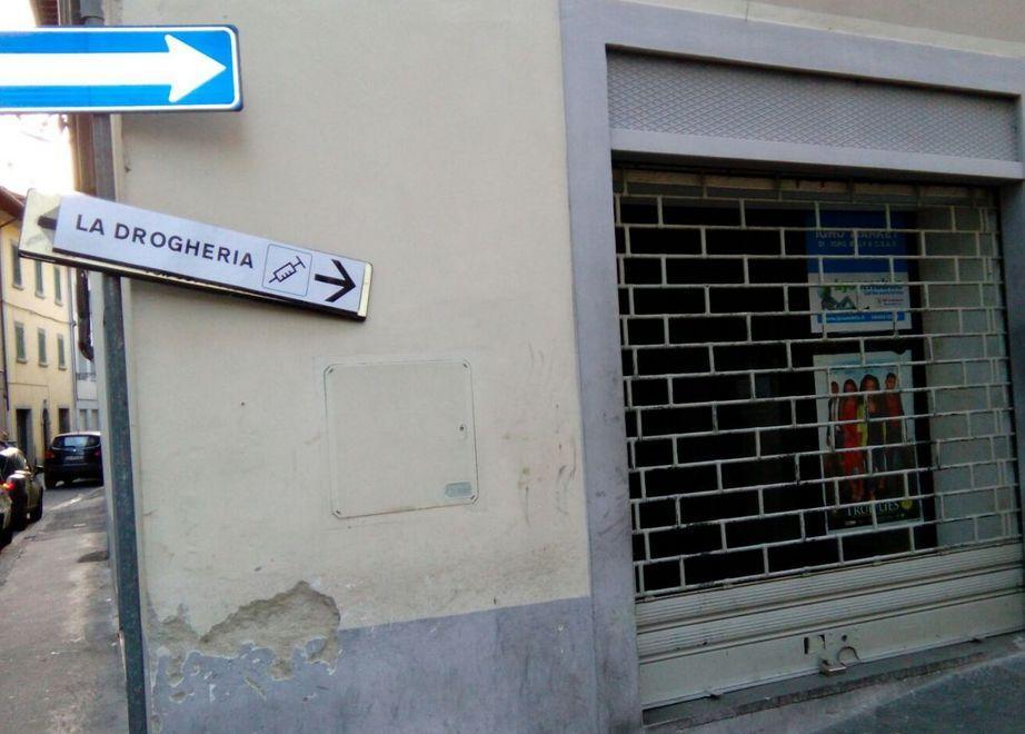 Un cartello segnala una “drogheria”