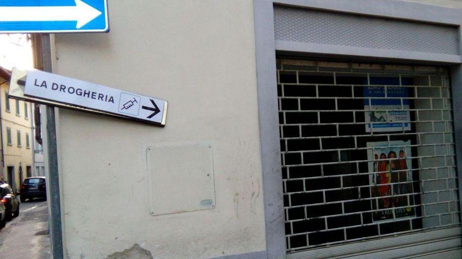 Un cartello segnala una “drogheria”
