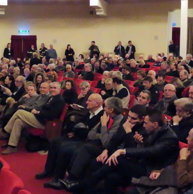 La rabbia dei soci: «Ci hanno venduto solo carta straccia» 