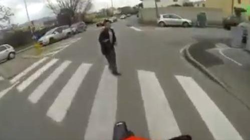 Si filma mentre investe un pedone