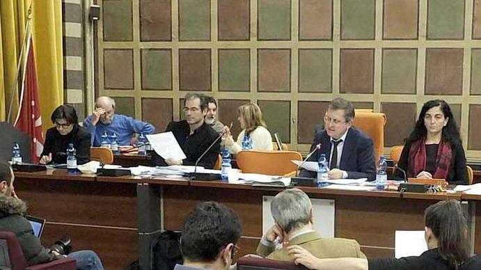 Scambi di accuse tra i banchi per lo slittamento del dibattito