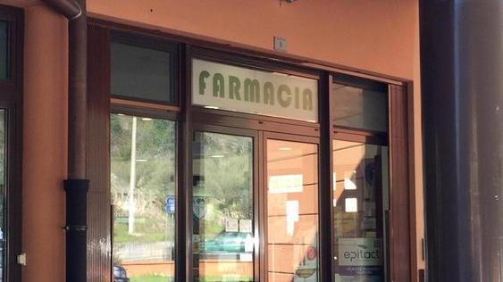 Armato di coltello rapina una farmacia a Uliveto