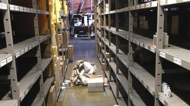 Prima rubano gli scatoloni poi svaligiano la ditta accanto