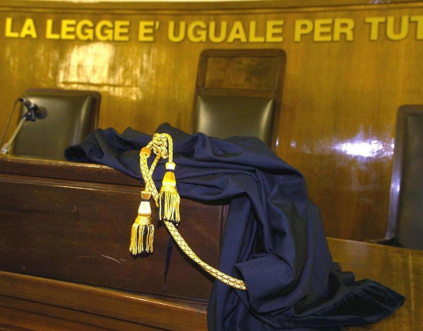 Si fingono emissari mafiosi per truffare un pensionato 