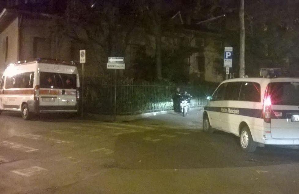 In scooter sbattono contro l’ambulanza, due giovani feriti