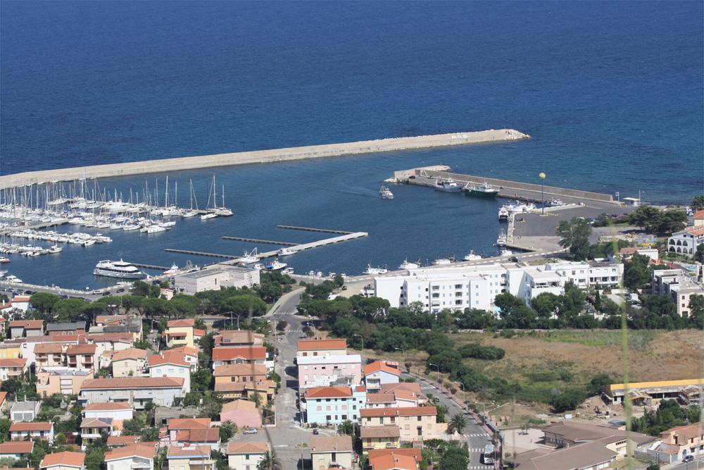 Il porto della Caletta dal quale sono partiti i due pescatori che hanno fatto esplodere il gabbiano