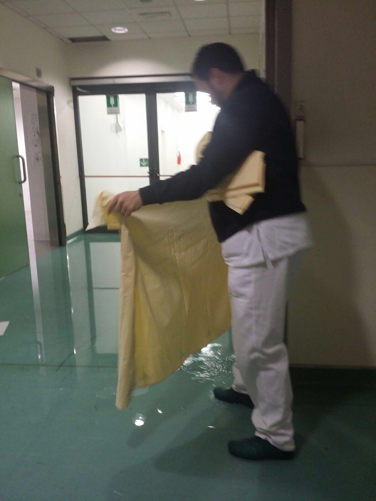 Dà in escandescenze al pronto soccorso e lo allaga 