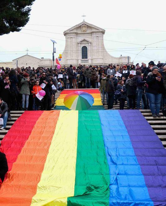 Cagliari, due madri e tre figlie: «Siamo una famiglia, lo Stato ci riconosca» 
