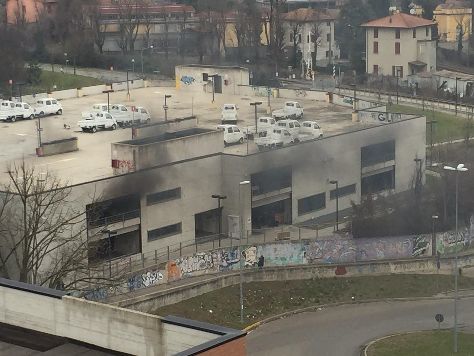Incendio nel parcheggio dell'ex gasometro di via Pansa 