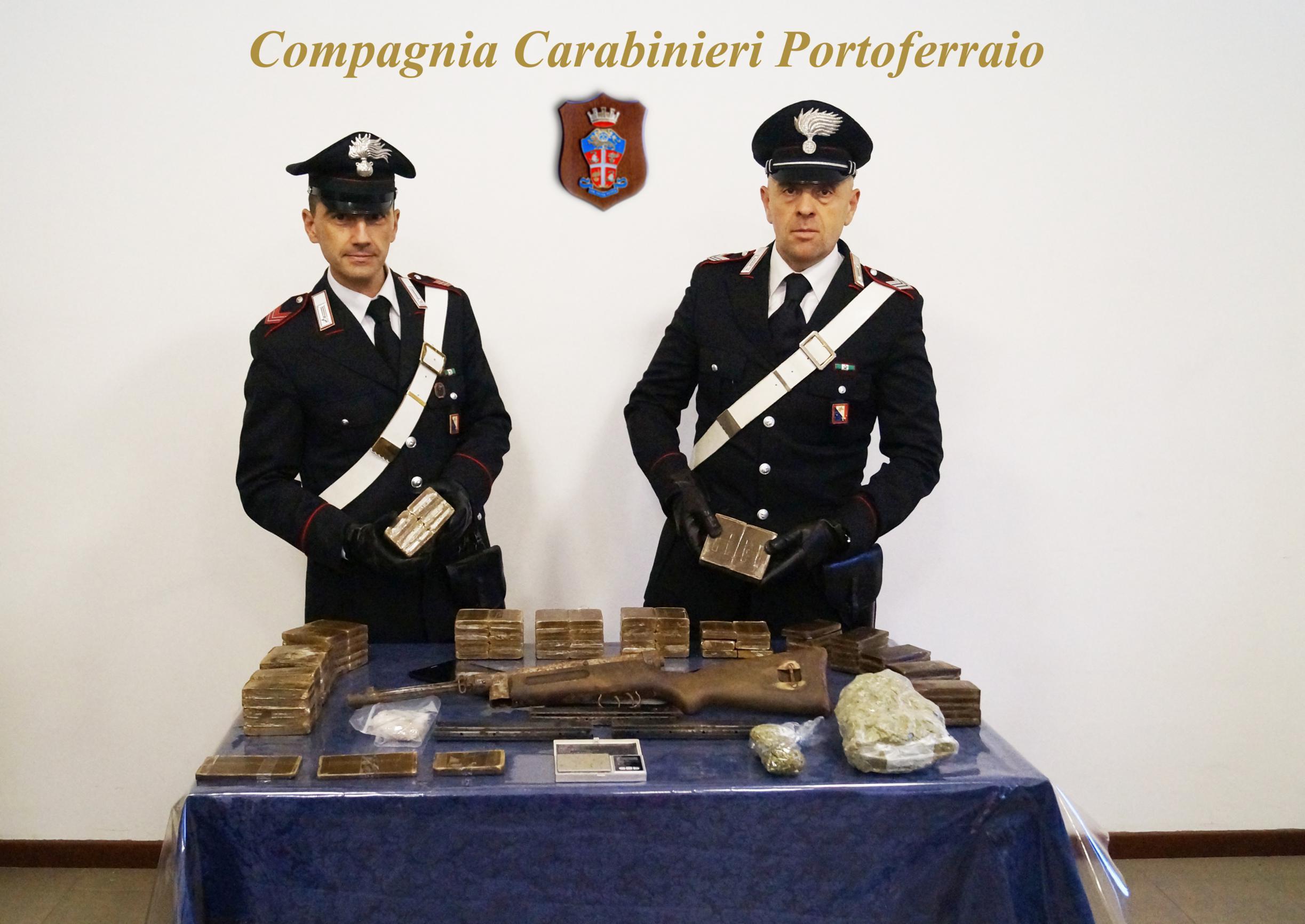 La droga e l'arma da fuoco sequestrate dai carabinieri