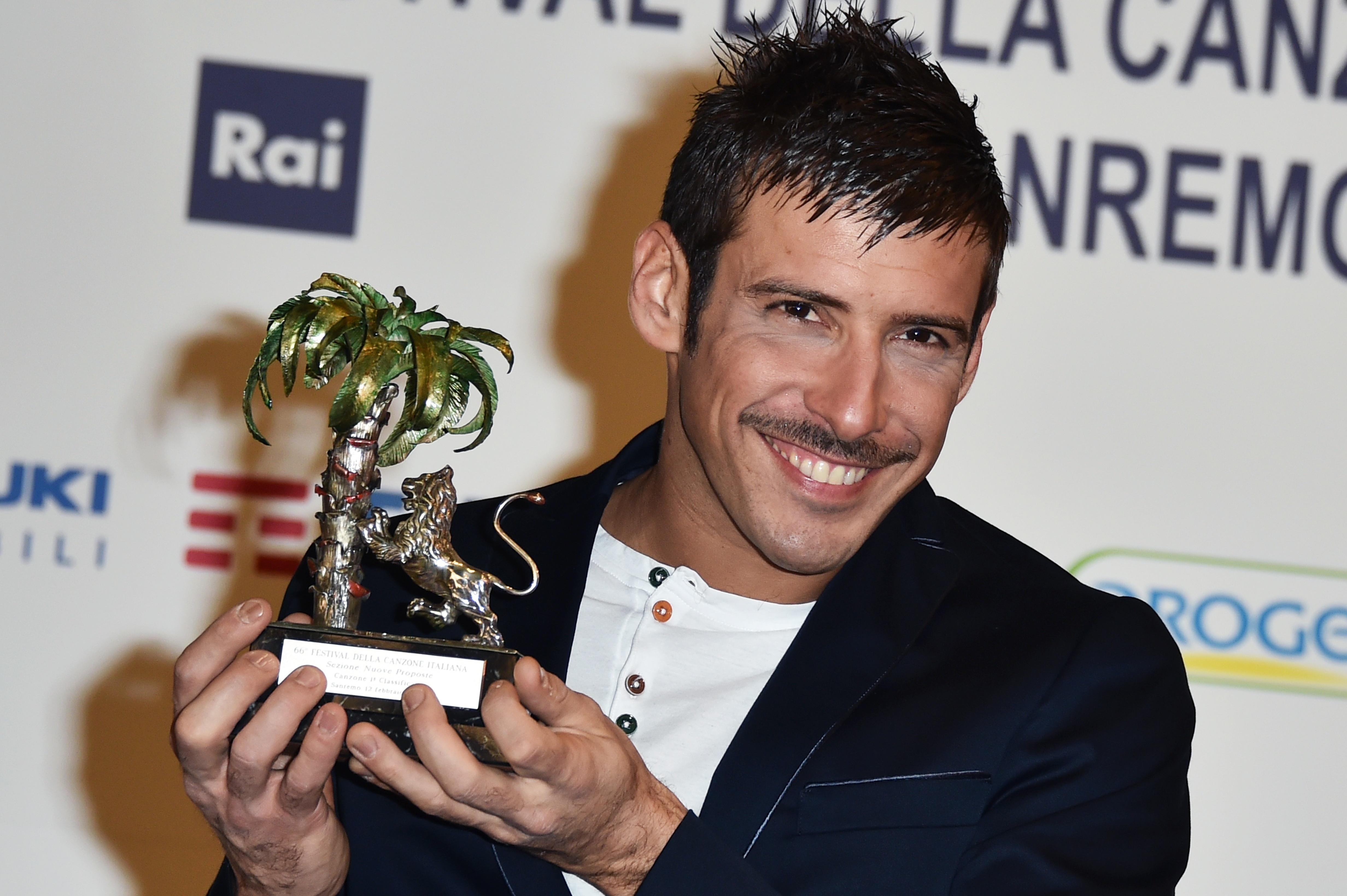 Francesco Gabbani mostra il trofeo della vittoria a Sanremo tra le Nuove Proposte