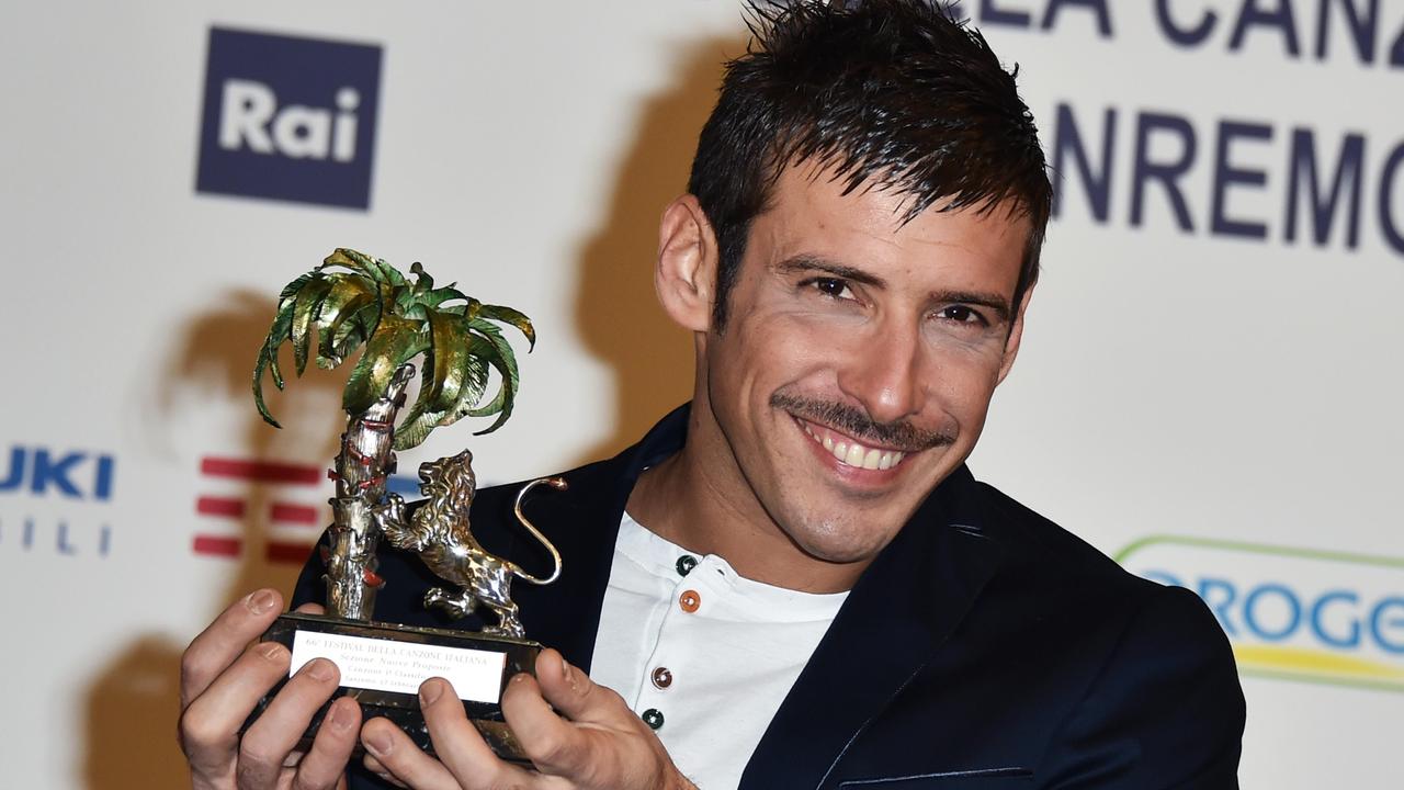 Francesco Gabbani mostra il trofeo della vittoria a Sanremo tra le Nuove Proposte