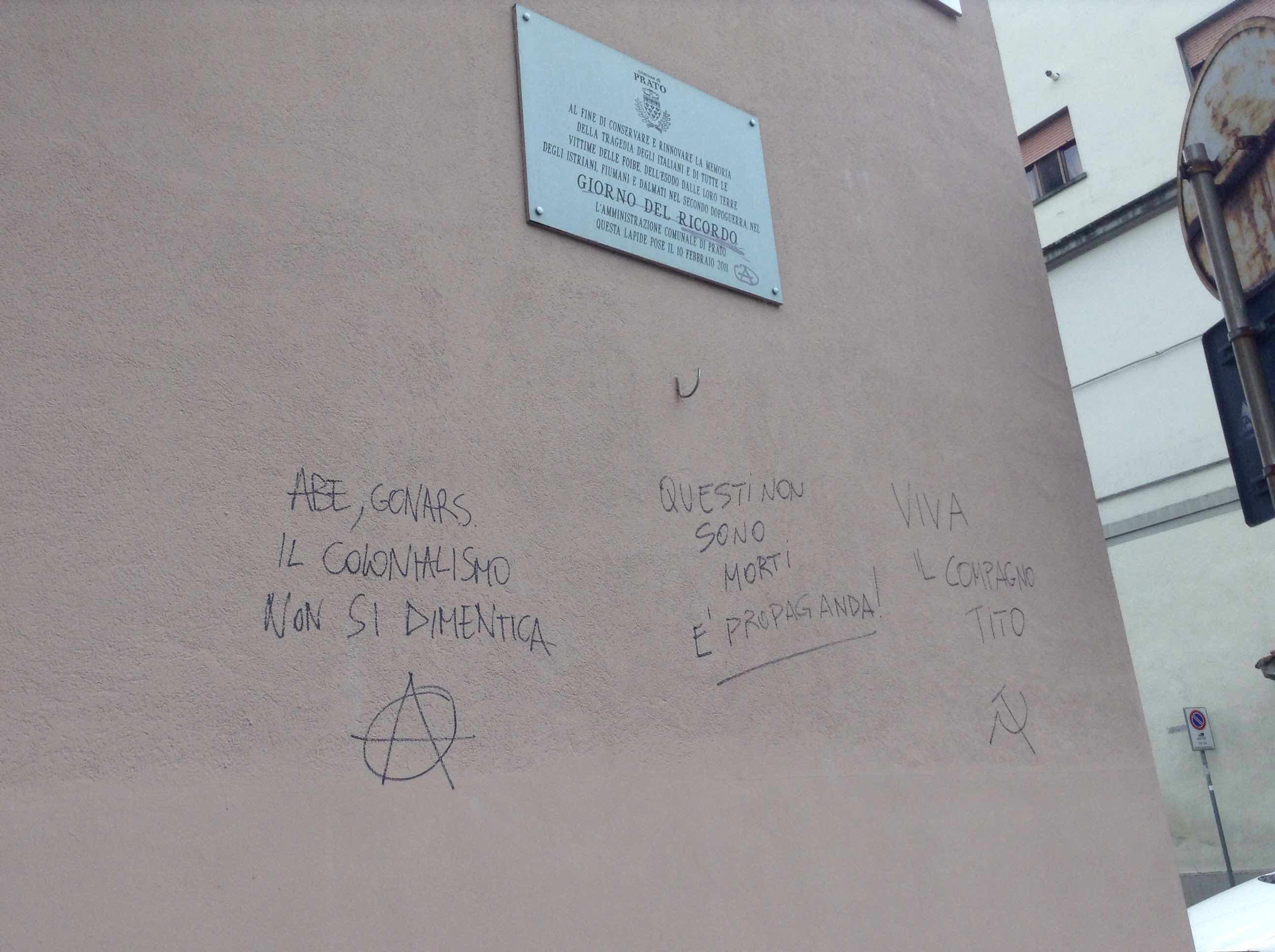 La lapide che ricorda l'eccidio delle Foibe imbrattata dagli anarchici (foto Batavia) 