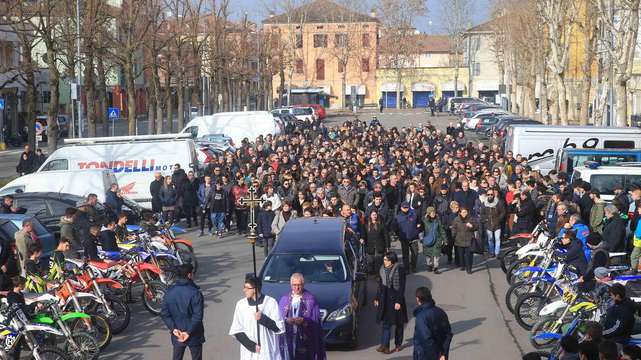 Il funerale del motocrossista
