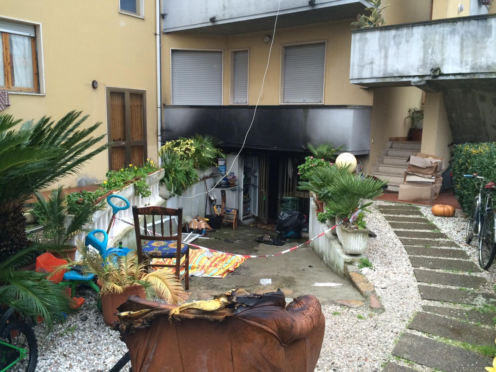 Il garage dove si è verificato l'incendio