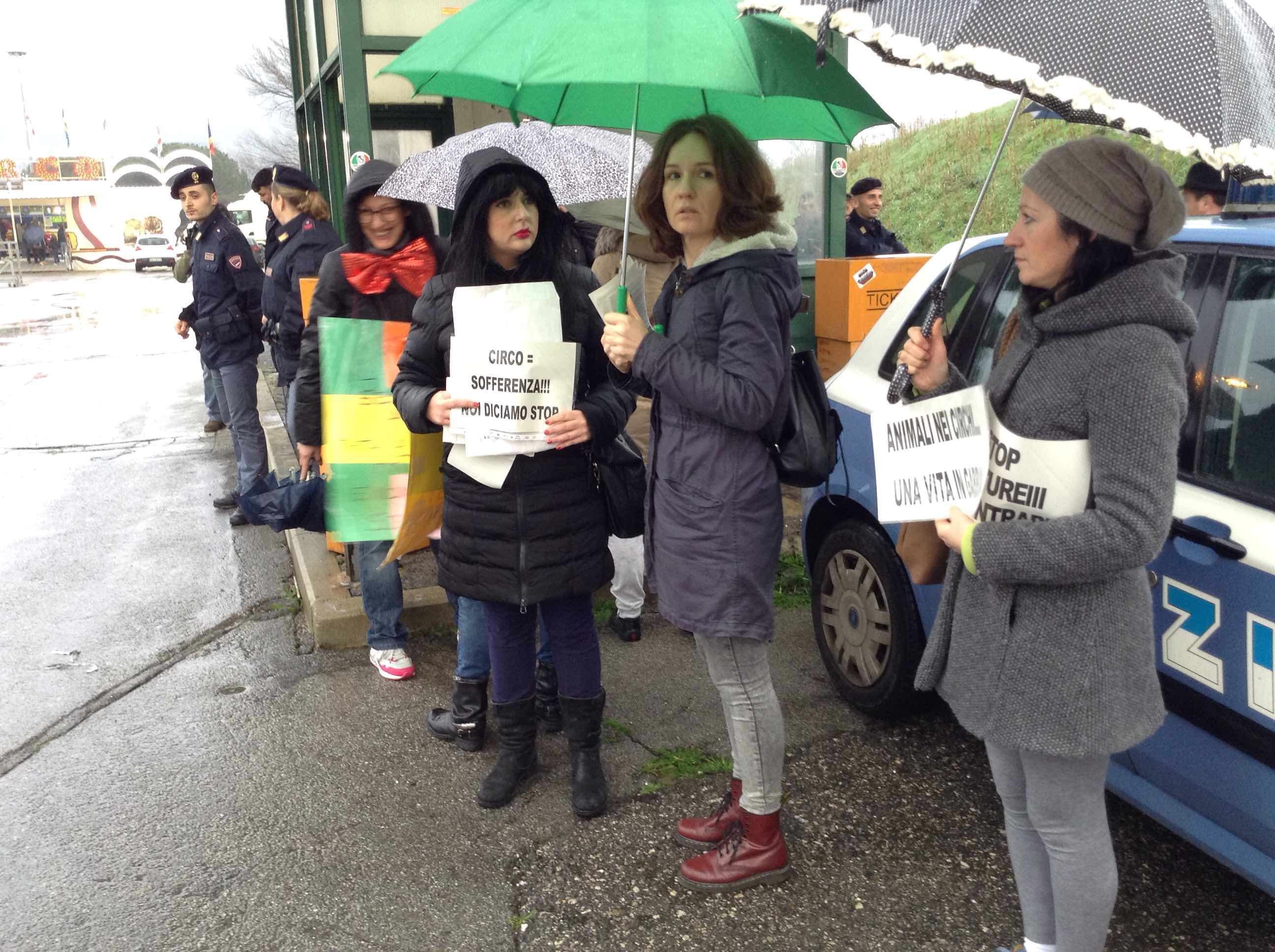 Il sit in del M5S nel viale Marconi