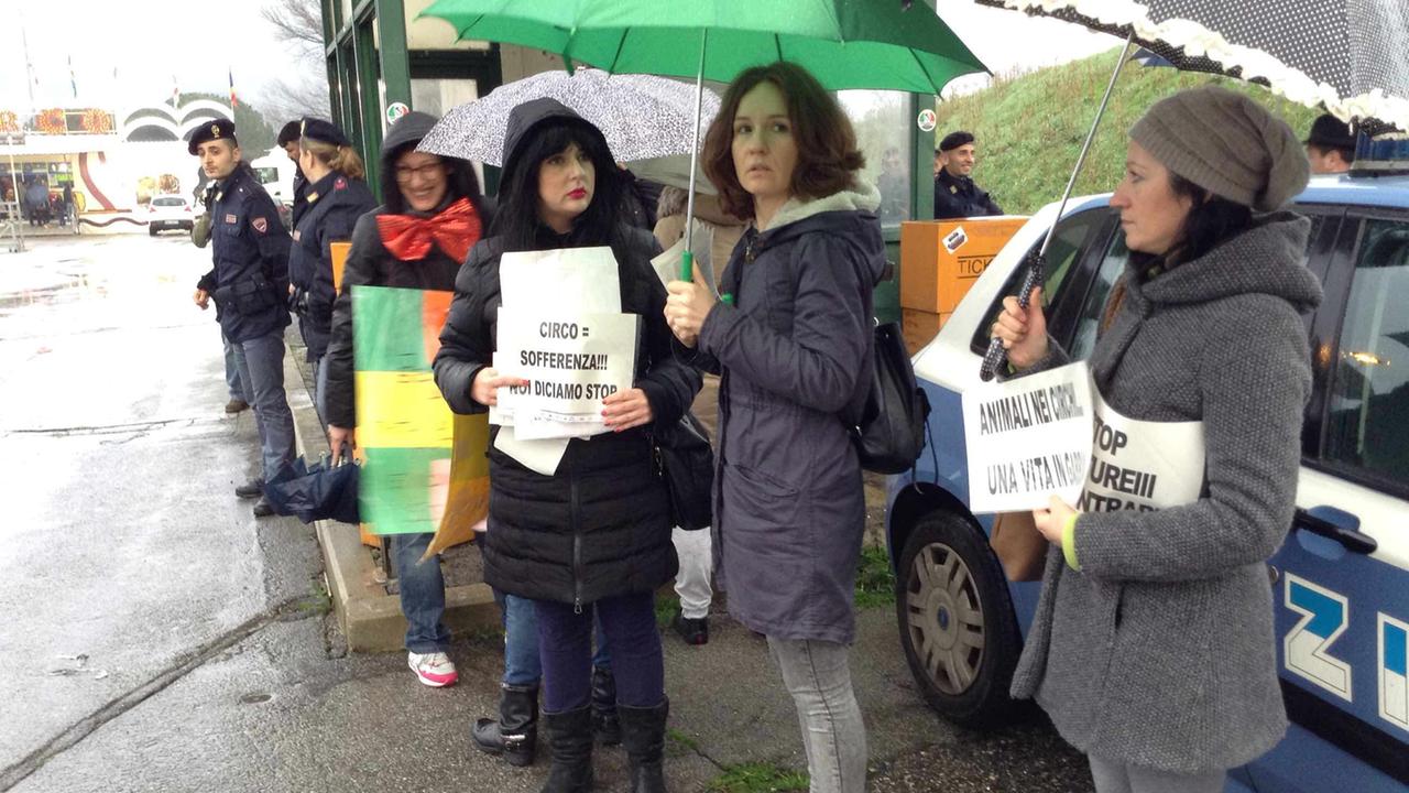 Il sit in del M5S nel viale Marconi
