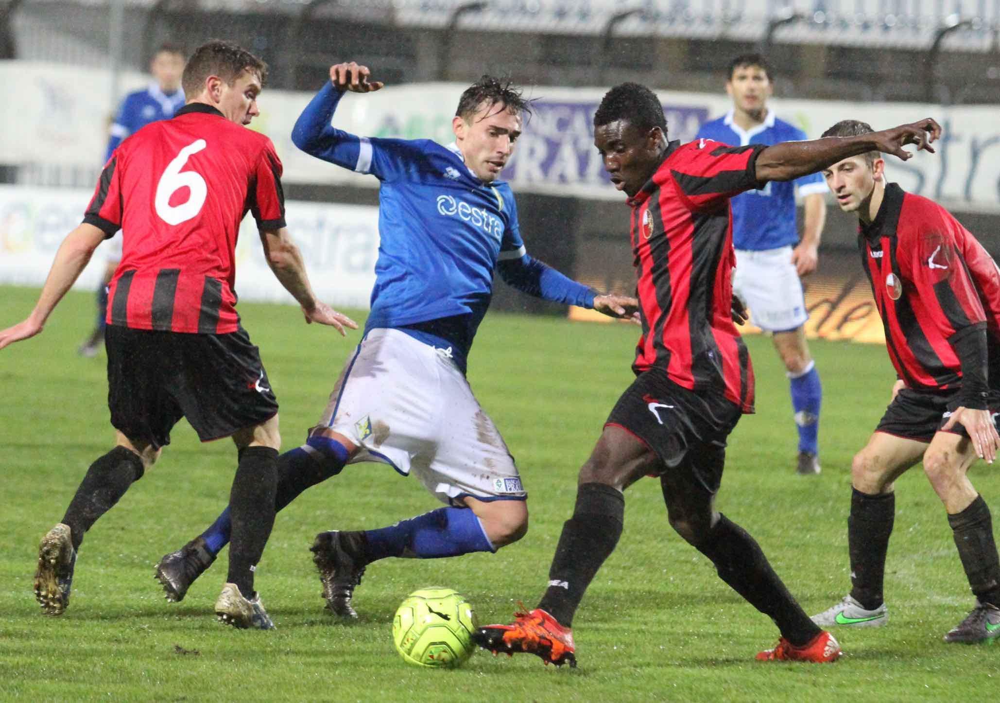 Un'azione del derby Prato-Lucchese