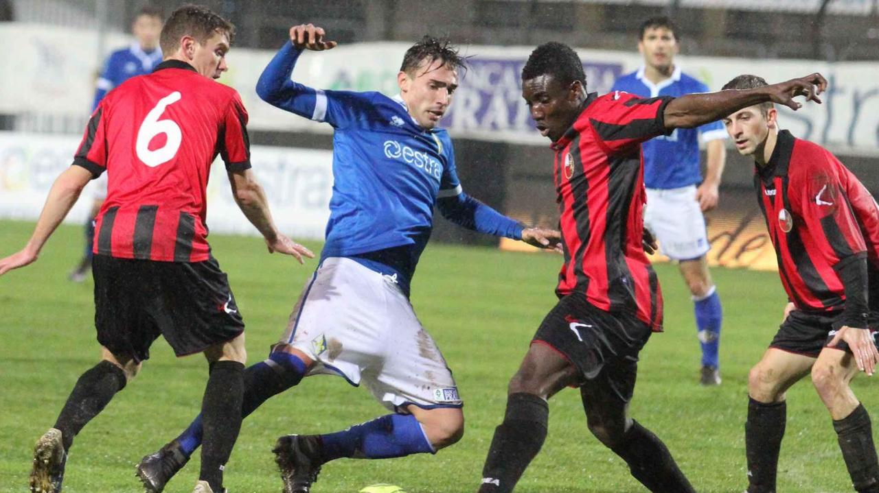 Un'azione del derby Prato-Lucchese