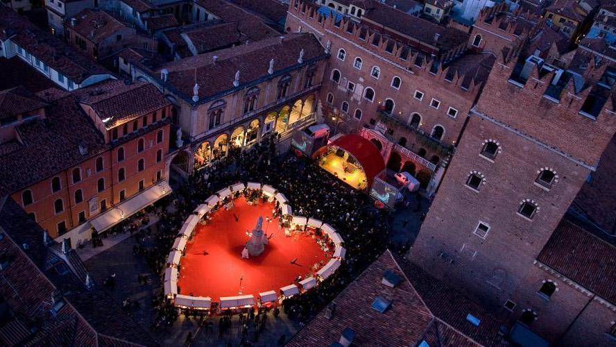 Una piazza a Verona allestita per San Valentino