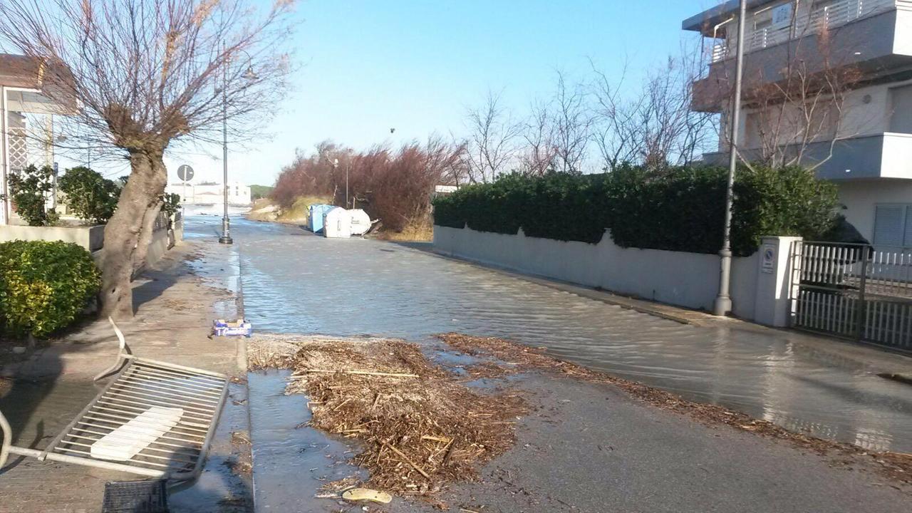 Il mare arriva fino alle case con le libecciate