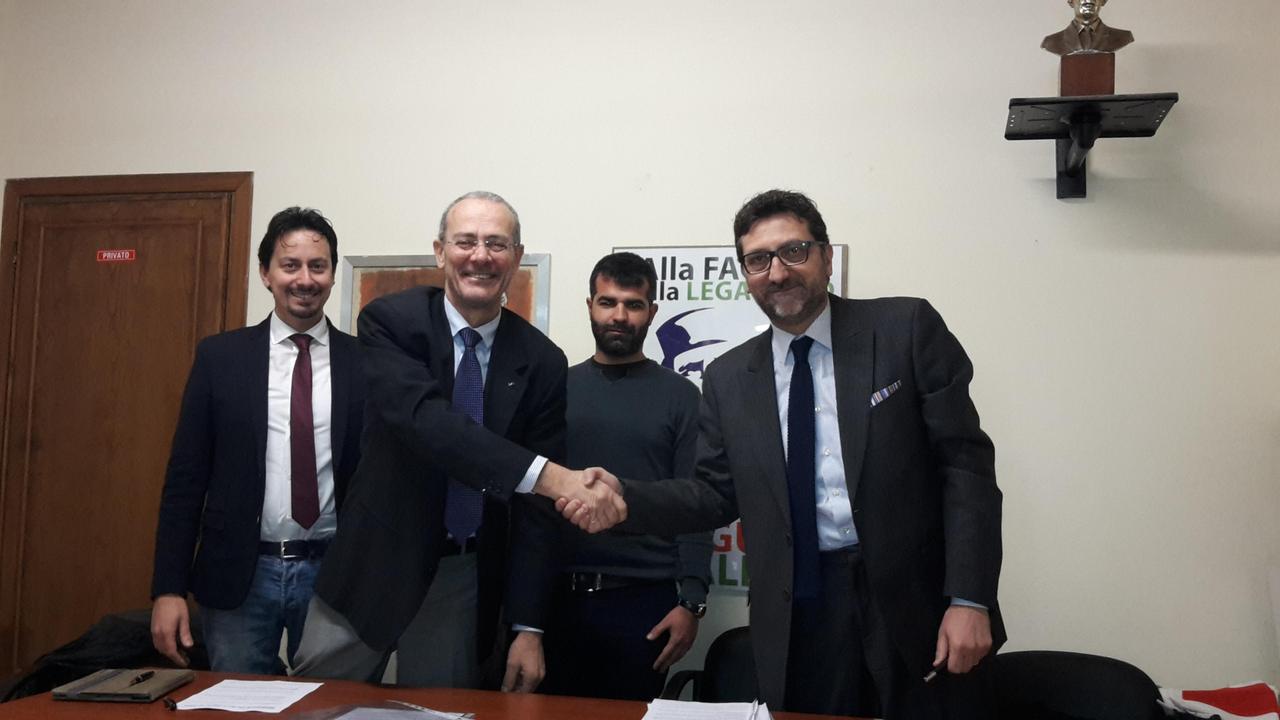 La stretta di mano tra Paganelli (a sinistra) e Antonelli