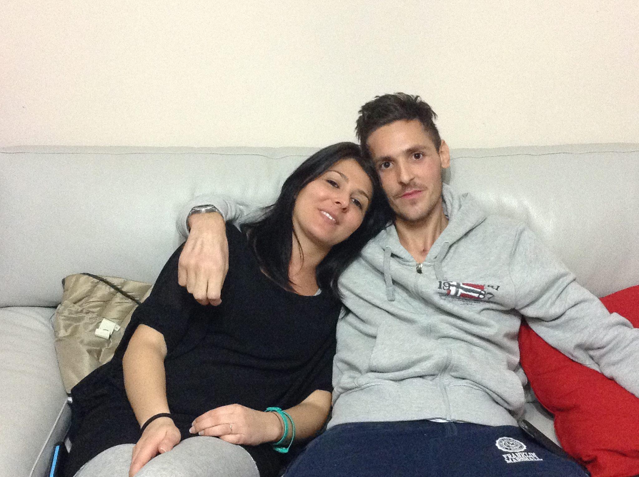 Matteo Belloni a casa con la fidanzata Rebecca 