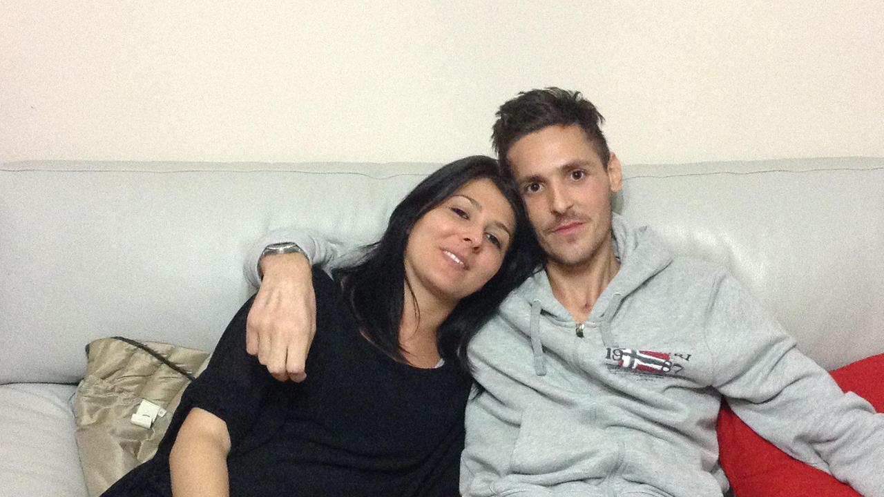 Matteo Belloni a casa con la fidanzata Rebecca