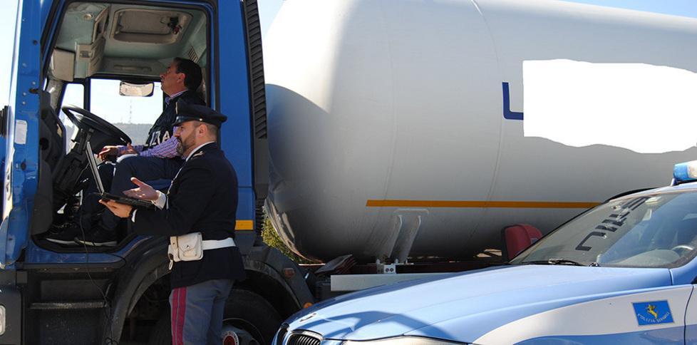 Dal Pakistan a Modena nascosti dentro un camion 