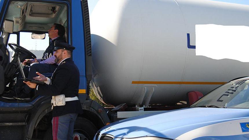 Dal Pakistan a Modena nascosti dentro un camion