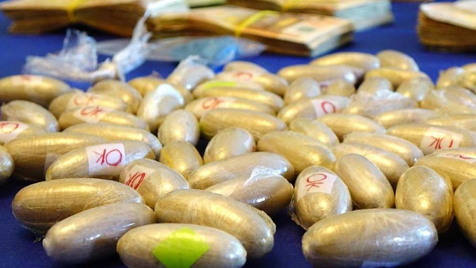 Pusher se la fa addosso davanti ai poliziotti