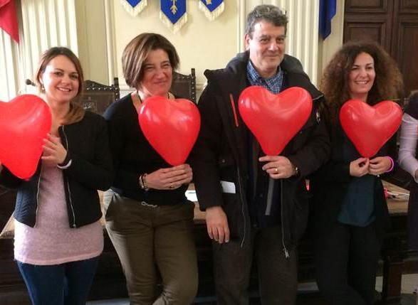 Il bacio più lungo e più bello sotto l’arco dell’amore eterno