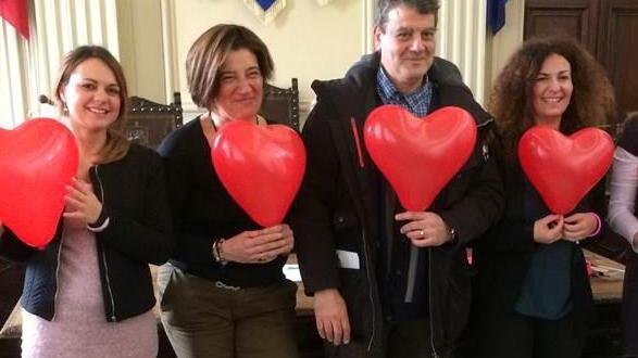 Il bacio più lungo e più bello sotto l’arco dell’amore eterno
