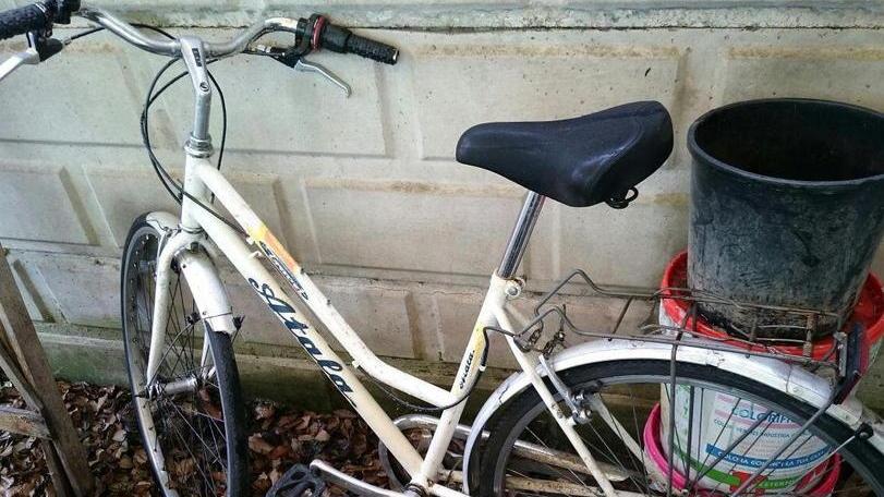 Gli rubano la bici e trova un rottame