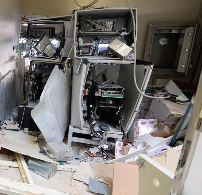 Ritrovata l’auto usata dalla banda del bancomat