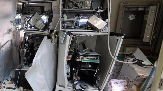 Ritrovata l’auto usata dalla banda del bancomat